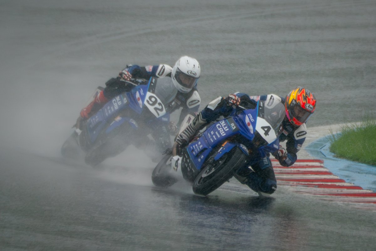 kumaphoto1's tweet photo. #YAMAHA 
#BLUCRU 
#R3AsiaPacificChanpionship 
#R3 
#TaishiKatada 
#Kunimitsuhomma
レース１、レース２とも終始こんな感じで、おじさんいろんな意味でドキドキしてました💦 https://t.co/J0U6Z4N0EO