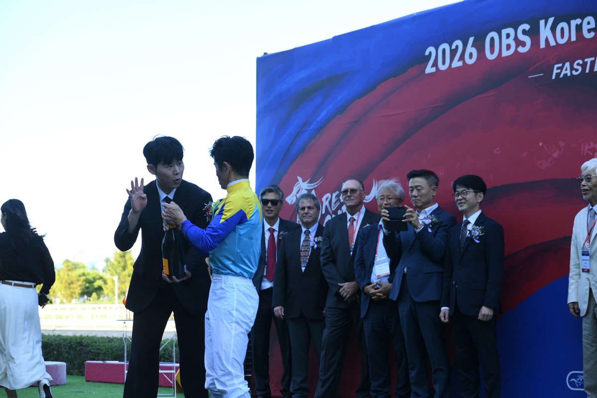 khorseracing's tweet photo. 도사키 게이타 기수의 이 장면은 도저히 넘길 수가 없네요, 왜냐면, 네, 저한테까지 샴페인이 날아왔거든요... https://t.co/kAO32TiLi0