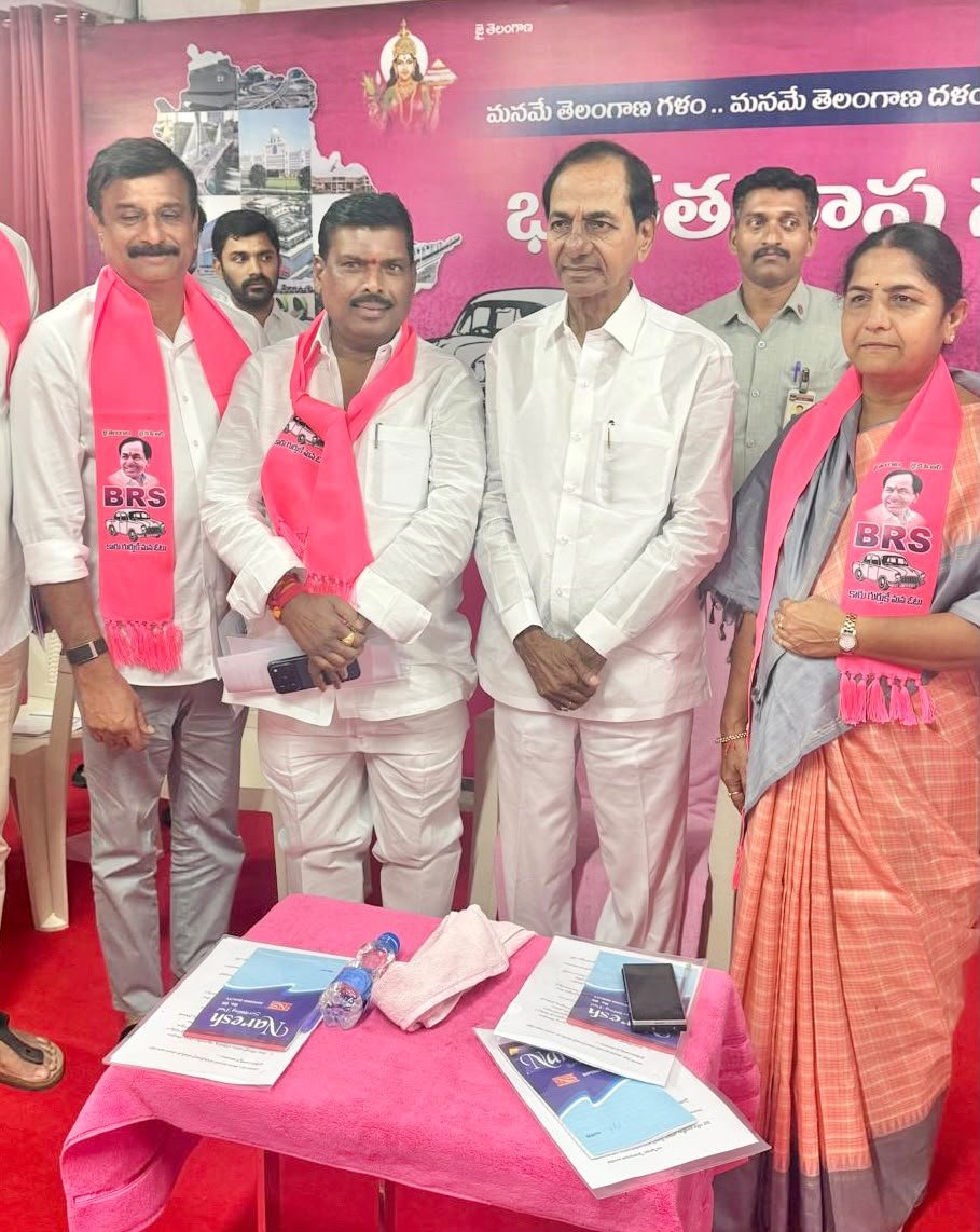 GMRMLAPTC's tweet photo. తెలంగాణ తొలి ముఖ్యమంత్రి శ్రీ కెసిఆర్ గారితో.. హ్యాట్రిక్ ఎమ్మెల్యే.. పటాన్చెరు శాసనసభ్యులు శ్రీ గూడెం మహిపాల్ రెడ్డి గారు..

పటాన్చెరు 

ఆదివారం ఎర్రవల్లిలో తెలంగాణ తొలి ముఖ్యమంత్రివర్యులు శ్రీ కెసిఆర్ గారి అధ్యక్షతన ఏర్పాటు చేసిన భారత రాష్ట్ర సమితి లెజిస్లేటివ్ పార్టీ సమావేశంలో హ్యాట్రిక్ ఎమ్మెల్యే, పటాన్చెరు శాసనసభ్యులు శ్రీ గూడెం మహిపాల్ రెడ్డి గారు పాల్గొన్నారు. ఈ సందర్భంగా శ్రీ కేసీఆర్ గారితో ప్రత్యే��ంగా సమావేశమయ్యారు. 
పటాన్చెరు నియోజకవర్గంలో బిఆర్ఎస్ పార్టీ ఆధ్వర్యంలో చేపడుతున్న పార్టీ కార్యక్రమాలను ఆయనకు వివరించారు. బిఆర్ఎస్ ప్రభుత్వ హాయంలో పటాన్చెరు నియోజకవర్గాన్ని రాష్ట్రంలోనే అభివృద్ధికి ప్రతీకగా తీర్చిదిద్దామని తెలిపారు. గత రెండున్నర సంవత్సరాల కాలంగా కాంగ్రెస్ ప్రభుత్వం నిధులు కేటాయించకపోవడం మూలంగా అభివృద్ధి కుంటుపడిందని ఆయన వివరించారు. రాష్ట్ర ప్రభుత్వం ఇటీవల తీసుకుని వచ్చిన 22A నిషేధిత జాబితా మూలంగా పటాన్చెరు నియోజకవర్గంలో 50 వేలకు పైగా ఎకరాల భూములు నిషేధిత జాబితాలో చేర్చారని.. ఈ అంశాన్ని అసెంబ్లీలో చర్చించి ప్రజలకు న్యాయం చేయాలని ఆయన కేసీఆర్ గారికి విన్నవించారు. 

కెసిఆర్ గారి నాయకత్వంలో తిరిగి రాష్ట్రంలో అధికారం చేపట్టడం ఖాయమని ఎమ్మెల్యే జిఎంఆర్ ధీమా వ్యక్తం చేశారు..
@BRSparty @KCRBRSPresident @KTRBRS @BRSHarish