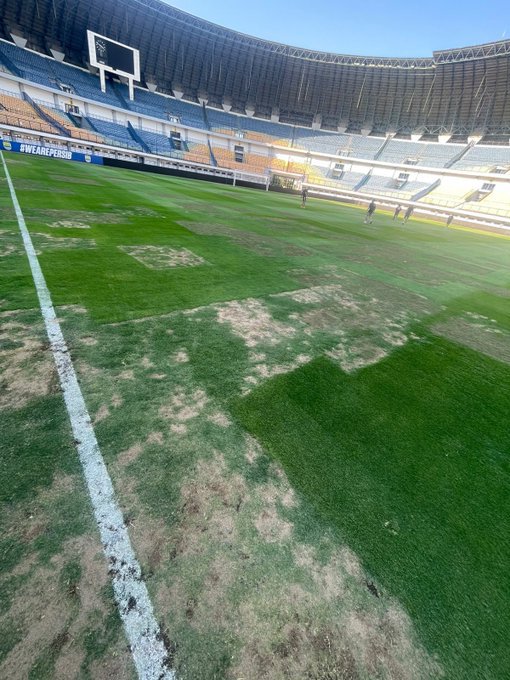 perbolaan's tweet photo. PERSIB SI AHLI REMONTADA

Permainan Persib Bandung di babak pertama jelek banget. Serba bingung. Kebingungan itu terjadi karena PSM Makassar main spartan dengan pressing ketat dan berhasil buat gol lewat Kodai Tanaka. Gol ini diawali pressing tinggi dan miskoordinasi lini tengah dan bertahan Persib.

Igor Tolic buat perubahan di awal babak kedua dengan masukin Balsa Sekulic. Praktis memang itu yang dibutuhkan Persib, butuh striker murni untuk pecahin kebuntuan. Balsa Sekulic bener-bener buktiin kualitasnya. 

3 gol langsung tercipta di babak kedua lewat Patricio Matricardi, Balsa Sekulic dan Ulliam Baros. Satu gol dari set piece dan dua gol dari open play. Hasil ini semakin menegaskan Persib emang ahlinya remontada.

Tapi Igor Tolic harus sadar bahwa masih banyak yang harus diperbaiki dan dilengkapi. Pelapis Balsa Sekulic wajib kudu dicari, babak pertama keliatan tuh, Baros gak bisa jadi pelapis Balsa. Gimana kalo Balsa harus absen? Kedua, posisi kiper, Fitrah Maulana haduh banget mainnya, gua gak perlu jelasin lagi ya. 

Intinya, memang kualitas skuad Persib (khususnya komposisi di babak kedua) itu udah ada di atas rata-rata tim super league yang lain, tapi itu gak cukup. Apalagi untuk jadi skuad di ACL2 masih jauh dari ideal. 

Terakhir, lapangan butut SIB!