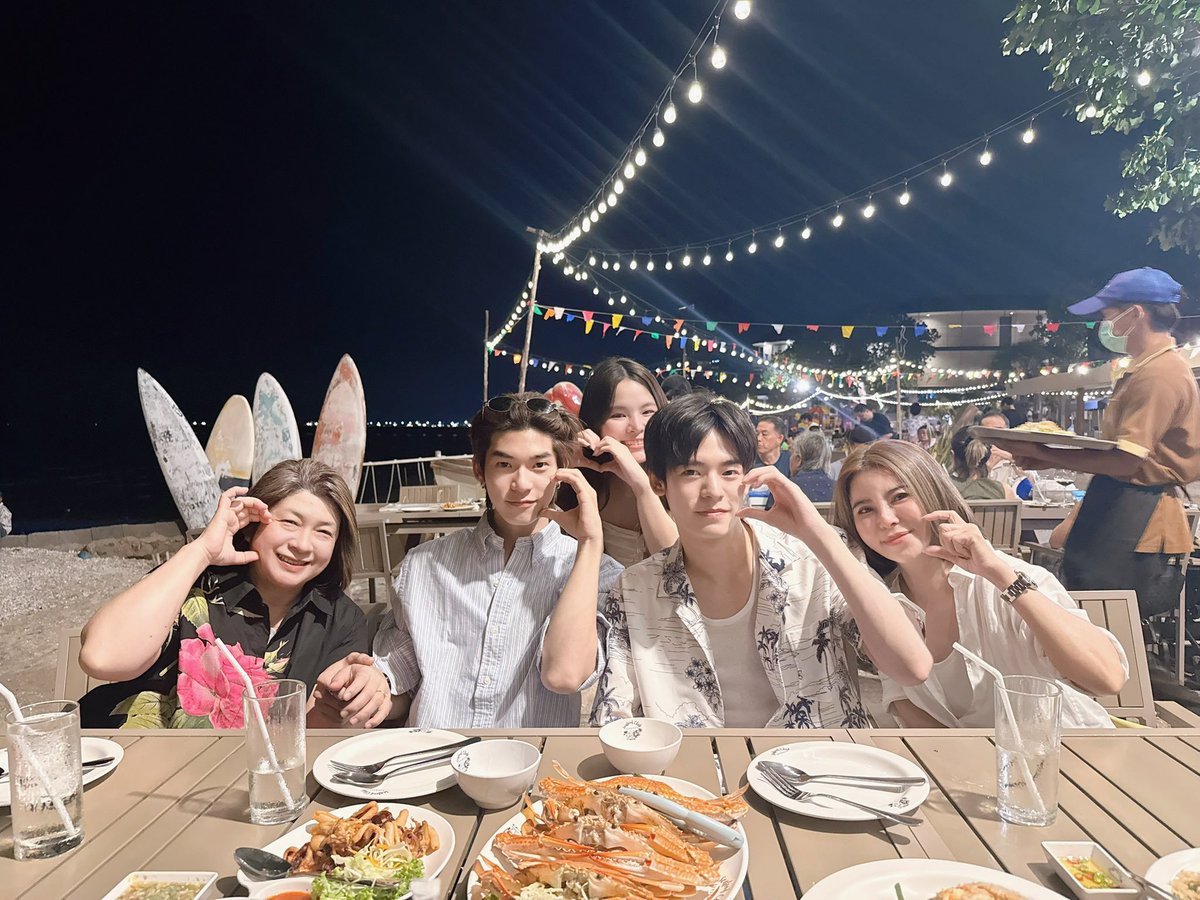teeteebaipor's tweet photo. ช่วงเวลา Fam Time #Teeteepor 🐶🐻‍❄️ สองครอบครัวมาเจอกัน มีช่วงเวลาดีๆด้วยกันอะ ใครเข้าใจจจ~ https://t.co/5TAILlrc4c