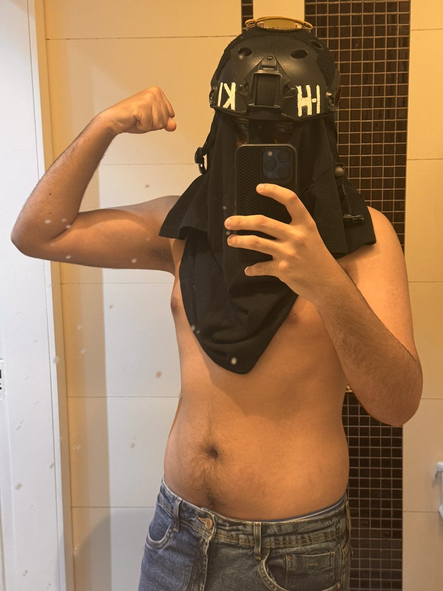 KINGGoonerGOD's tweet photo. sniff my pits https://t.co/kmLcZaOY70