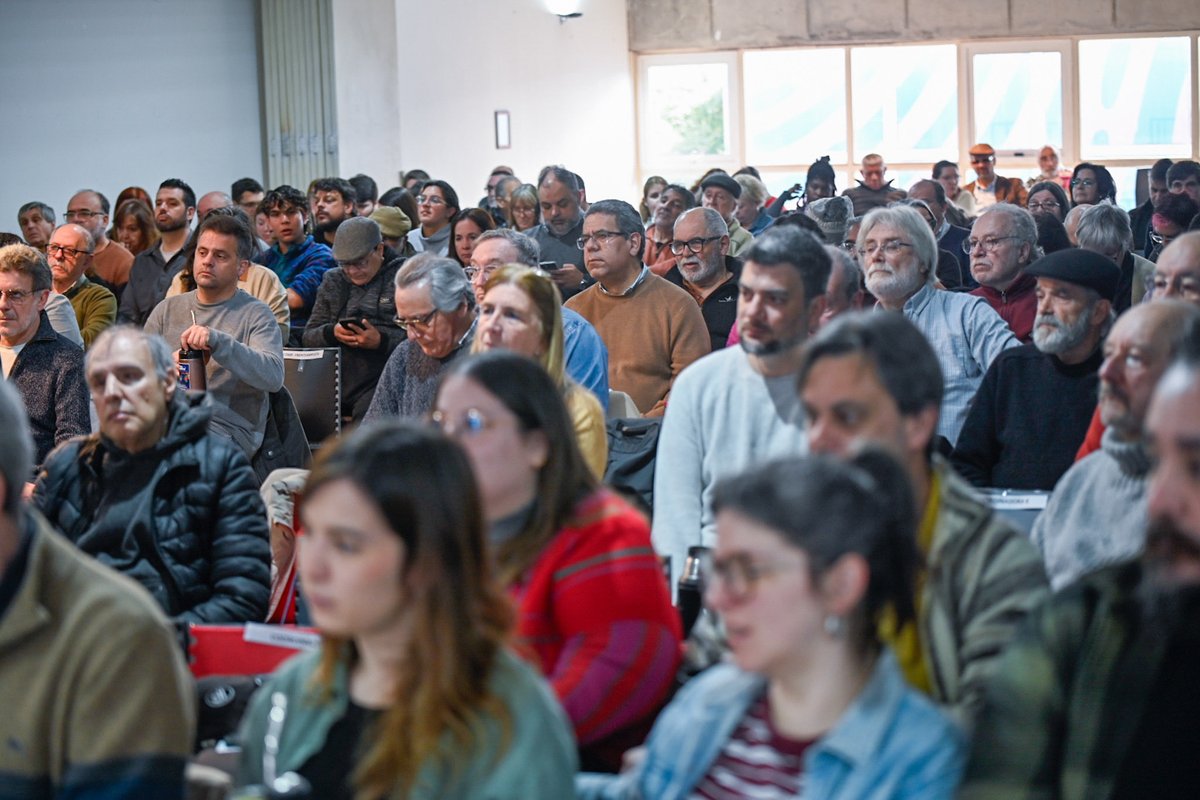 Veropr2810's tweet photo. Ayer el Plenario Nacional del @Frente_Amplio propuso al compañero Fernando Pereira para un nuevo período como presidente de nuestra fuerza política.

No se puede entender el fortalecimiento del Frente Amplio en estos años sin el liderazgo de Fernando. Desde la presidencia impulsó iniciativas como el FA Te Escucha y el Plan de Desarrollo Organizativo, que permitieron recuperar la iniciativa política, fortalecer nuestra organización y renovar nuestra potencia para hacer política en cada rincón del
país.

Ese trabajo continuo y decidido fue parte fundamental del camino que recorrimos desde la derrota de 2019 hasta ser el partido más votado en las elecciones internas, ganar las elecciones nacionales en 2024 y llegar al gobierno.

Para mí ha sido un honor ser parte del equipo que acompañó a Fernando durante estos años y compartir una etapa de enorme trabajo, compromiso y construcción colectiva.

Hoy tenemos nuevos desafíos por delante: acompañar y respaldar al gobierno, seguir fortaleciendo al Frente Amplio y, sobre todo, generar las condiciones politicas para transformar al Uruguay. Para eso necesitamos una fuerza política activa, abierta, participativa y presente en todo el país.

Estoy convencida de que Fernando tiene mucho para seguir aportando en ese camino. Sigamos construyendo, con unidad y con la mirada puesta en el futuro.