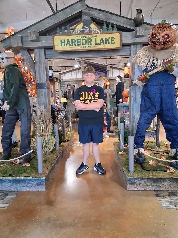 SarahMarsh90862's tweet photo. Had to go checkout Spirit Halloween! 🎃They just opened!  It's 5 Nights at Freddys Themed this year! 🐻🔪 https://t.co/D6YafwjGX7