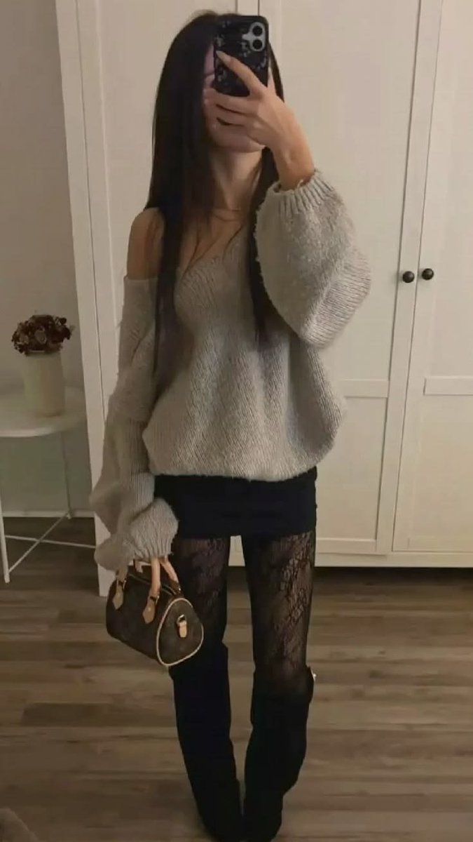hourglassfae's tweet photo. how does pinterest see you ? 🍵

ʚɞ . room 
ʚɞ . singer 
ʚɞ . food 
ʚɞ . outfit https://t.co/7bHQWLlmgc