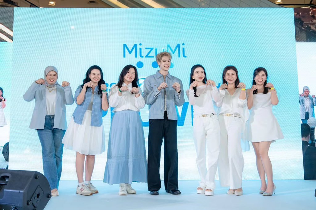 PhuwinOfficial's tweet photo. ➖ 📷 IG @phuwintang REPOST: 

So proud to be part of MizuMi, bringing T-Beauty to Malaysia 💙

Thank you for always giving me such a warm welcome 🫶🏻

Sampai kita jumpa lagi ✨ (till we meet again)

PHUWIN WITH MIZUMI MY

#MizuMiFirstGlowWithPhuwin
#MizuMiMY 
#MizuMi
#phuwintang https://t.co/EsgsM0ttkm