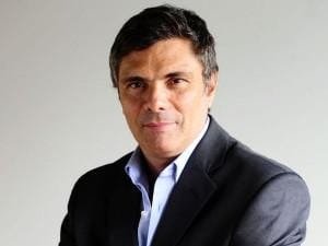 CirculoSocioCAI's tweet photo. Le acerco la columna del genio inigualable
#ALEJANDROBORENSZTEIN!!! Cómo siempre magistral un capo como lo fue su padre el gran #Tato!!!
===========================
Alejandro Borensztein
#Javi, así no va
La tobillera de #Cristina, los insultos de #Milei y el tema #Malvinas. Todo tiene que ver con todo.
Antes que nada, un aporte al debate sobre cómo controlar el movimiento de Cristina en San José 1111.
Al parecer, la tobillera marca el lugar donde está ubicado el tobillo y, por ende, el resto del cuerpo de la injustamente perseguida.
El dispositivo electrónico garantiza que la secuestrada, tal como la llamó #Máximo el miércoles, esté en el edificio. Lo que no se detecta es si está en su departamento, en la terraza o en el departamento de abajo. El tema preocupa porque justamente ese derpa habría sido adquirido por otros malhechores que, como Ella, tuvieron la mala suerte de que los descubrieran.
El gorilaje teme que el departamento de abajo se use para reunirse y conspirar desde allí contra el mejor gobierno de la historia #argentina. Es decir, podrían transformar el edificio entero en un nuevo #InstitutoPatria, en este caso sería el Instituto Correccional Patria. Conociendo a los peronistas, en un minuto te arman otra Puerta de Hierro.
Además, dicen que la idea sería comunicar ambas propiedades con una escalera secreta. O sea, hacer un agujero en la losa, sacar los escombros, entrar materiales, construir una escalera o traer y colocar una metálica. Todo esto sin que nadie se de cuenta. Innecesario porque, si la tobillera no detecta nada, podrían usar la escalera del edificio y se ahorran la obra.
Si de verdad se busca que todo esto no suceda lo mejor sería sacarle la tobillera a #Cristina y ponerle una cadena de 5 o 6 metros atada a la cama. Por supuesto, no es lo más civilizado ni lo más cómodo pero al menos te asegurás de que no se vaya a ningún lado. Con 6 metros le da para llegar hasta el baño, la cocina, algo del living y listo.
De última, si quieren permitir que Ella tenga más movimiento, salga al balcón y hable para la liberación, le metés una cadena de 15 o 20 metros. Acá hay que explicar algo muy importante. Veamos.
Cuando los barcos fondean, sueltan el ancla con una cadena. La gente cree que el barco no se mueve porque el ancla se engancha en el fondo pero en realidad lo que sucede es otra cosa.
El barco se mantiene en su lugar por el peso de la cadena, la famosa curva catenaria, o directamente la cadena apoyada en el lecho marino. Por eso, los metros de cadena que se arrojan van de 3 a 6 veces la profundidad. O sea, si hay 10 metros de profundidad tirás al menos 30 metros de cadena. Si aún así, el barco se mueve se dice que el barco “garrea”.
Volviendo al punto, si lo que se pretende es que Cristina no “garree”, hay que darle mucha cadena, por ejemplo 40 metros. Ella lo va a tomar como un gesto de flexibilización en su injusta detención pero en realidad no se va a poder mover de la cama más que para ir al baño porque no hay manera de arrastrar 40 metros de cadena, salvo que suban a ayudarla los de La Cámpora.
Reconozcamos que meter en el departamento 30 tipos de #LaCámpora para mover 40 metros de cadena y permitir que #Cristina se pueda trasladar al piso de abajo es un poco complicado. Veremos qué hacen.
Esta clase de náutica para jueces, gorilas y perucas, fue gratis.
Dicho esto, vamos a lo realmente importante.
Tal como estaba previsto, el martes arrancó el Campeonato Nacional de Mandriles 2026, organizado por la #AMA (Asociación #Argentina de #Mandriles).
Recordemos que compiten los 24 mandriles mejor clasificados del Campeonato Nacional del año pasado en 6 grupos de 4 envaselinados cada uno. En paralelo hay un Torneo Promoción donde participan los demás mandriles del país. Clasifican a octavos de final los 2 primeros de cada grupo y los 4 primeros de Torneo Promoción. Simple.
La fase de grupos dura todo el mes de septiembre y cada mandril suma un punto por cada puteada de #Milei. Hilo