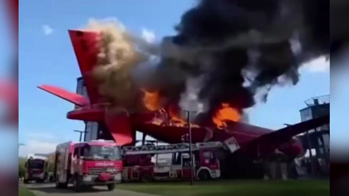 ntvde's tweet photo. *Oft gesehen* Maschine bricht auseinander: Ausrangierter Airbus A340 geht in Flammen auf https://t.co/lvqB1enTvl [Video] https://t.co/U7LJAioGPy