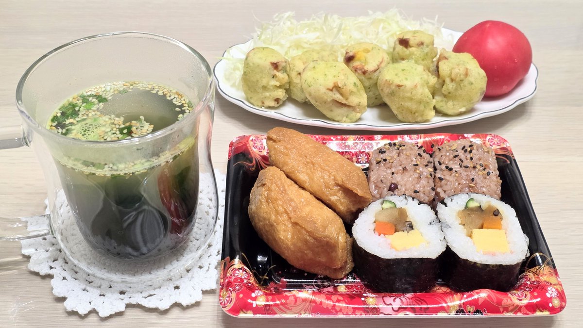 IYSOHNQOU's tweet photo. 昼食 助六•赤飯盛合せ、チーズちくわ磯辺揚げ、わかめとあおさのスープ
夕食 黒舞茸ベーコンチーズ、クランベリー&amp;クリームチーズフランス、焼き鳥(塩)
間食 リンゴ https://t.co/4dOcVeeYxC