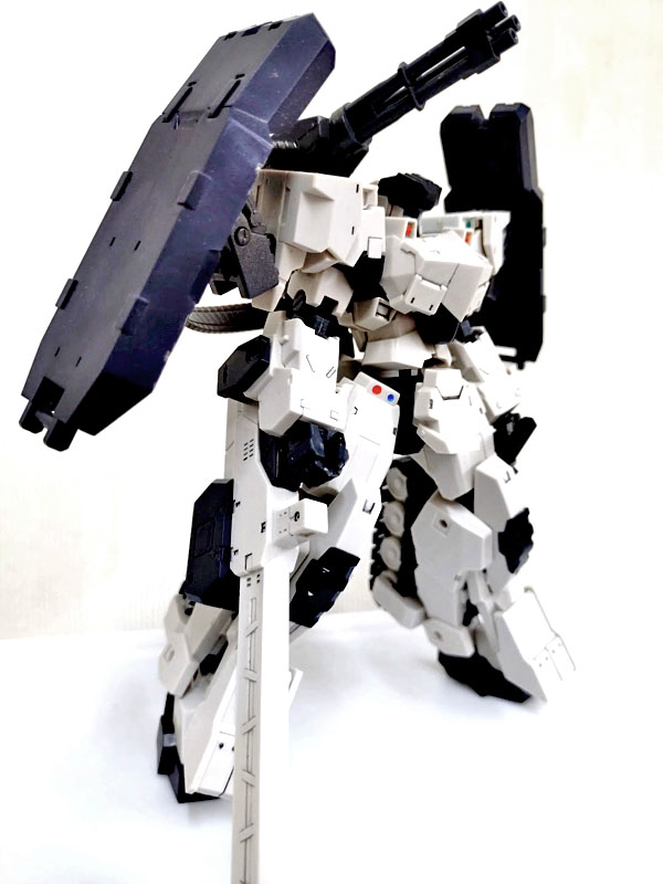 makuraneko's tweet photo. 轟雷・改　”砕牙”

コンセプトは「主人公が開幕３話くらいまで乗ってる機体」(語彙力
頼りにならない120mm砲をガトリング砲に換装
左腕に連装グレネード、両肩にフレキシブルバインダーを追加装備
走攻守のバランスの良い渋い機体

＃フレームアームズはいいぞ https://t.co/LD3xATnA1D