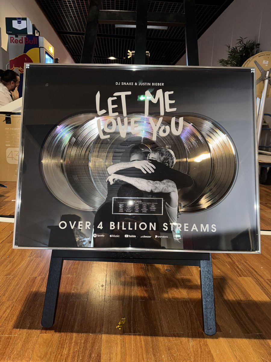 mastuu_'s tweet photo. For a charity event bringing together French streamers, we’re organizing a huge raffle featuring a quadruple diamond-certified record by DJ SNAKE and JUSTIN BIEBER, as well as an official jersey signed by Lionel Messi.

Entries open TODAY at 7 PM UTC. 🌍
https://t.co/z98ke2aiZf https://t.co/qeLqx0aF3R