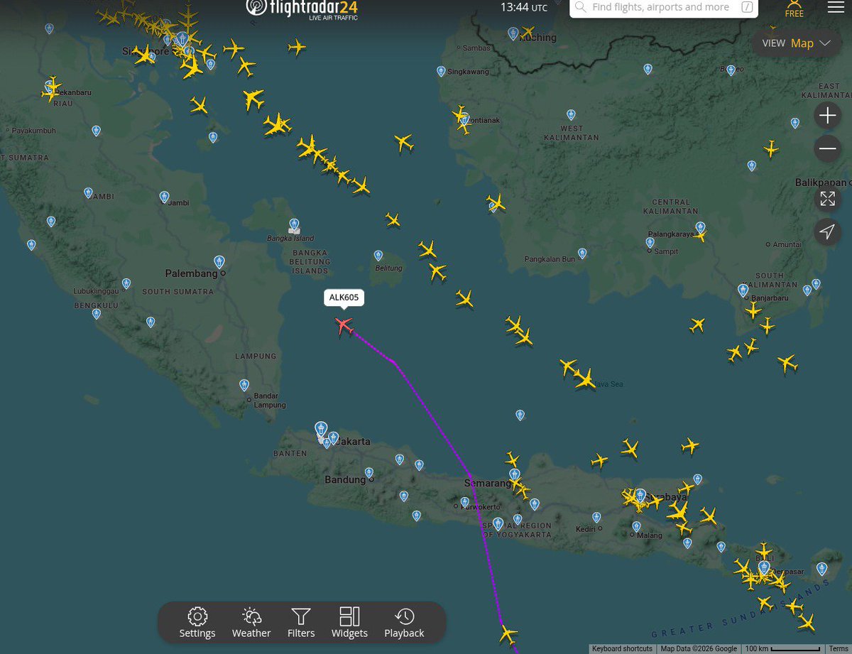 Sdyn9821's tweet photo. LATEST UPDATE: A total of eight or more airports in Indonesia have now closed due to the eruption of Mount Anak Krakatau.
#Krakatau #PrayForIndonesia #Alam #GunungKrakatau #Erupsi #IndonesiaNews #NewsUpdate #NewsReport #flightradar24 https://t.co/bdRGV947Bd