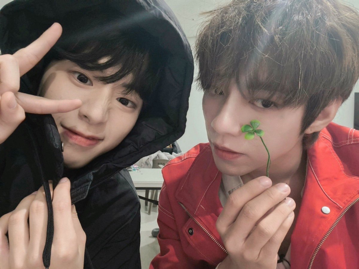 AHOF_official's tweet photo. happy happy birthdayyyyyy 🤗
JJ forevaaaaaaaah 👉💖

#AHOF #아홉
#JL #제이엘 https://t.co/cF5uBowMau