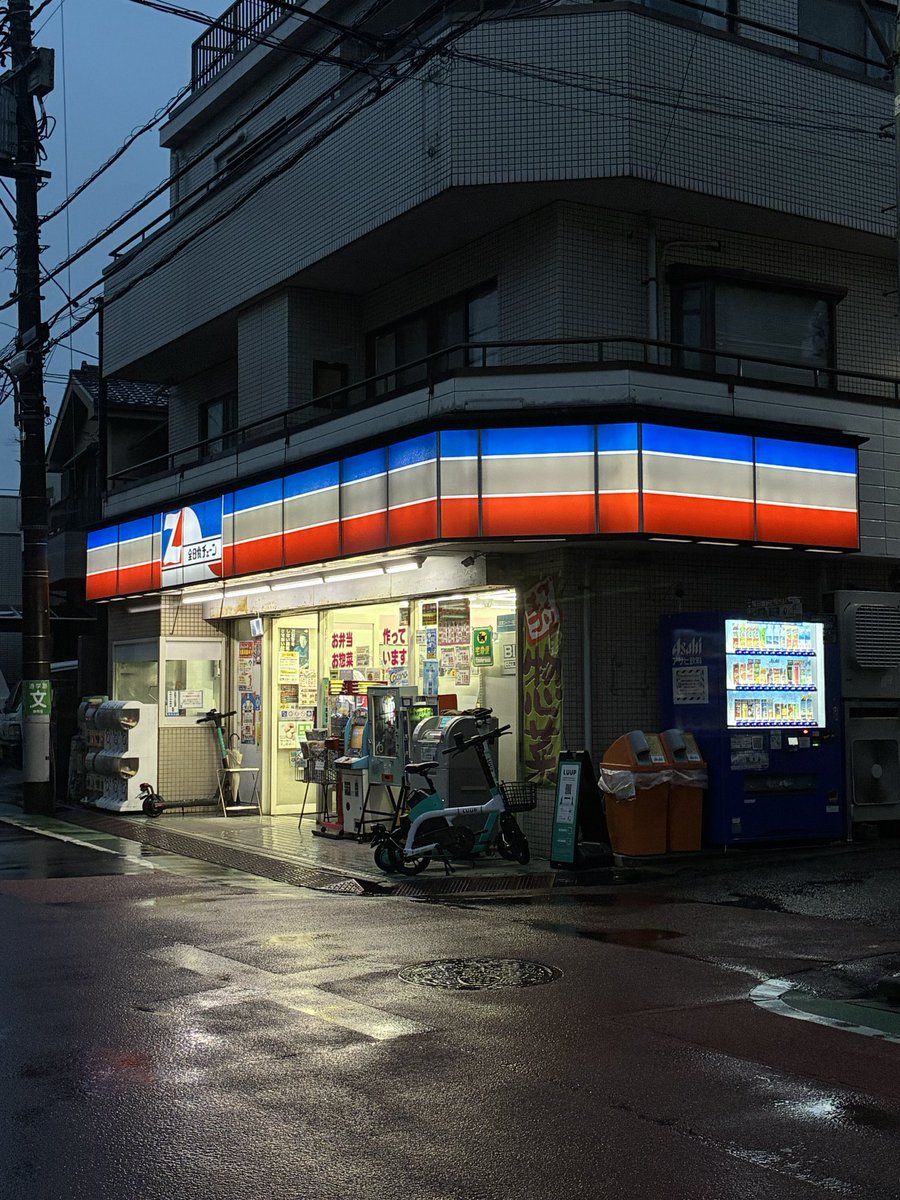utopia24h's tweet photo. 全日食チェーンあかしや真野商店様✨
元ココストアの全日食チェーンです！店の外にはメダルゲームがあり、当たると店内で使える割引券が貰えます。ファザードは全日食ですが、至る所にココストア要素が残っていて良い店でした。また行きたいです。
#コンビニ https://t.co/pF8CrxdAnW