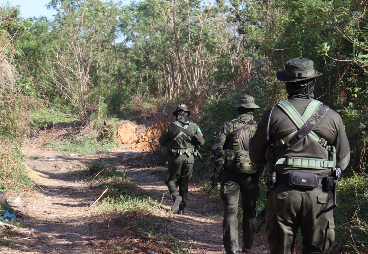 PoliciaCucuta's tweet photo. 🚔🚨Con el #PlanBlindaje no hay espacio para la ilegalidad. Nuestro Grupo de Operaciones Especiales #GOES intensifica patrullajes y verificaciones en cada paso informal de la frontera.

Continuaremos con presencia constante y control absoluto. 👊🏼👮🏻‍♂️ #Seguridad https://t.co/S5J9gOq3pC