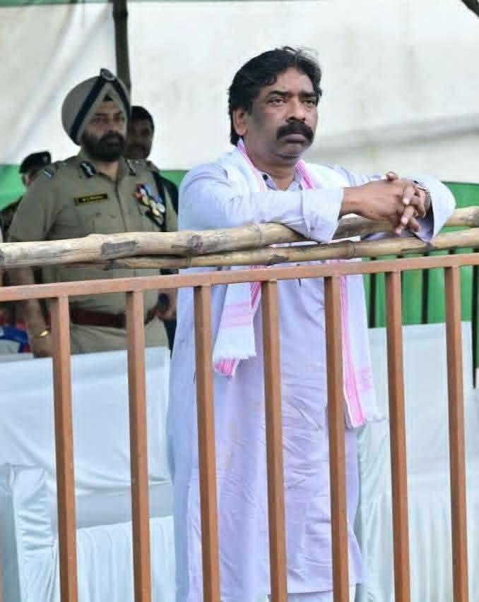 sohansingh05's tweet photo. हेमंत सोरेन फफक पड़े… सोनू भैया नहीं रहे.. भाभी को देखते ही आंसूओ का सैलाब बहने लगा...झारखंड का मुख्यमंत्री रो रहा है..बच्चों की तरह । मानों सिर से बड़े भाई का साया उठ गया… हर मुसीबत में हेमंत सोरेन के साथ खड़े रहने वाले सुदिव्य सोनू के अंतिम संस्कार से पहले हेमंत सोरेन को देखते ही सुदिव्य सोनू की पत्नी बिलखने लगी तो हेमंत सोरेन भी आंसुओं को थामने में नाकाम हो गए… देखते-देखते उनका और उनकी पार्टी का सबसे मजबूत स्तंभ चला गया । सुदिव्य सोनू और हेमंत सोरेन के बीच का नाता कितना गहरा था…इन आंसुओं से इस बात का अंदाजा लगाया जा सकता है । इन आंसुओं में सिर्फ शोक नहीं है बल्कि सवाल भी है । इतनी जल्दी ? क्या उम्र थी… सरकार के सिर पर तमाम संकटों के समय सबसे आगे रहकर हेमंत सोरेन और अपनी पार्टी का बचाव किया उसका इतनी जल्दी चले जाना हेमंत सोरेन के लिए अपने पिता दिशोम गुरु शिबू सोरेन के निधन के बाद सबसे बड़ा झटका है । एक साल के दौरान उनकी पार्टी के तीन नेता चले गए । पिता  शिबू सोरेन, मंत्री रामदास सोरेन और अब सुदिव्य सोनू  का जाना हेमंत सोरेन के लिए वो खालीपन जिसका भरना नामुकिन हैं। एक भावुक मुख्यमंत्री आखिर होनी से लड़ भी कैसे सकता है । गिरिडीह में सुदिव्य सोनू  के घर से जैसे ही अर्थी उठी माहौल और गमगीन हो गया.. गांडेय विधायक कल्पना सोरेन ताकती रह गई..जिस सुदिव्य सोनू ने उनके पति के जेल जाने के बाद राजनीतिक लड़ाई में सबसे बड़ा योगदान दिया उनका इस तरह जाना यकीन से परे है । वो आंसुओं के समंदर को थामी रहीं लेकिन हेमंत सोरेन फफक पड़े । उनके लिए ये किसी साथी का सिर्फ अवसान भर नहीं है बल्कि राजनीतिक लड़ाई के दौरान अपने सबसे भरोसेमंद योद्धा को खोने का दर्द है जो आंसुओं के साथ निकल रहा है । सुदिव्य सोनू के बेटे के आंसुओं को थामते हुए हेमंत सोरेन अपने प्रिय साथी की उस अंतिम यात्रा में साथ-साथ चले जहां से कोई वापस नहीं लौटता…मृत्यु ही अंतिम सत्य है लेकिन 11 साल के मासूम के कंधे पर हाथ रख हेमंत सोरेन यही सोच रहे होंगे कि आखिर उपर वाले के दिल में जरा भी दया नहीं थी जो इस मासूम के सिर से पिता का साया छीन लिया ।  सुदिव्य सोनू की अर्थी को कंधा देते हुए  उनके बेटे को संभालते हुए हेंमंत सोरेन के लिए ये क्षण ना सिर्फ भारी है बल्कि जिम्मेदारियों भरा भी है…कौन देखेगा परिवार को…कौन देखेगा पार्टी की राजनीति को… विधानसभा में विरोधियों के तीर को हेमंत सोरेन तक पहुंचने से पहले अपने सीने पर झेलने वाला कौन मिलेगा…कौन मिलेगा झारखंड मुक्ति मोर्चा का सच्चा सिपाही जो… मौकापरस्ती की राजनीति से इतर जहां से राजनीति सीखी उसी पार्टी के झंडे के तले उस लोक की अनंत तक सफर  के लिए निकल गया…जहां सिर्फ जाया जाता है…वापस कोई नहीं आता