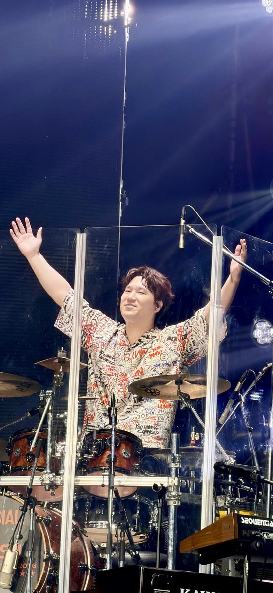 1KlightyearsNCC's tweet photo. ในที่สุดเราก็ได้ถ่ายรูป @matsu_higedan ด้วยมือตัวเอง
มือกลองที่ดีที่เท่หล่อที่สุดของเรา

#HigedanliveinBKK 
#official髭男dism
#ฮิเกะดัน https://t.co/a55EyzKm8Y