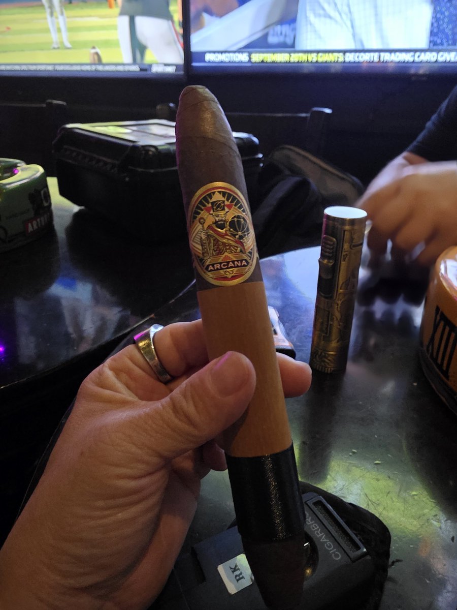 rkwon74's tweet photo. Last night's smokes! Cheers everyone! #cigars #pssita #smokeitup #roxcigarsyndicate https://t.co/DgyRnhFx47