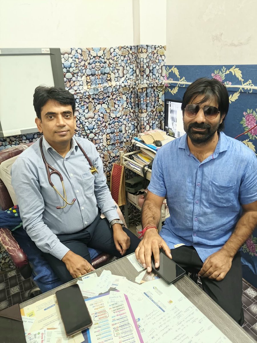 mukeshjiterwal's tweet photo. Today, Shravan Ji Mahla came to my OPD. For a moment, I thought Ravi Teja himself had walked in! 😂

Couldn’t recognize him at all—he’s literally Ravi Teja’s lookalike! 😄
#RaviTeja #Lookalike #Doppelganger #RaviTejaFans https://t.co/9mhd6czQWd