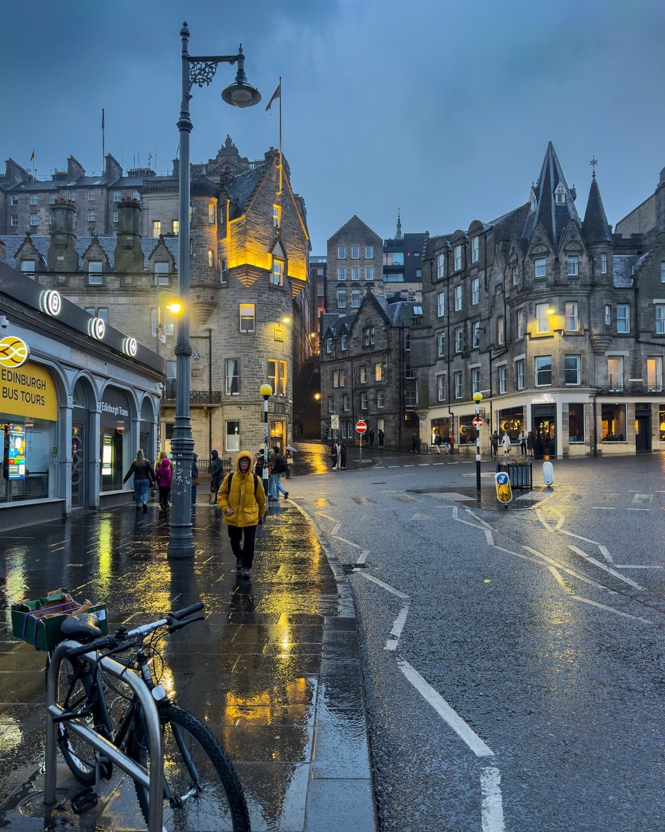InFiniteH0riZ0n's tweet photo. A rainy day in Edinburgh, Scotland https://t.co/rN4xNmnOAW