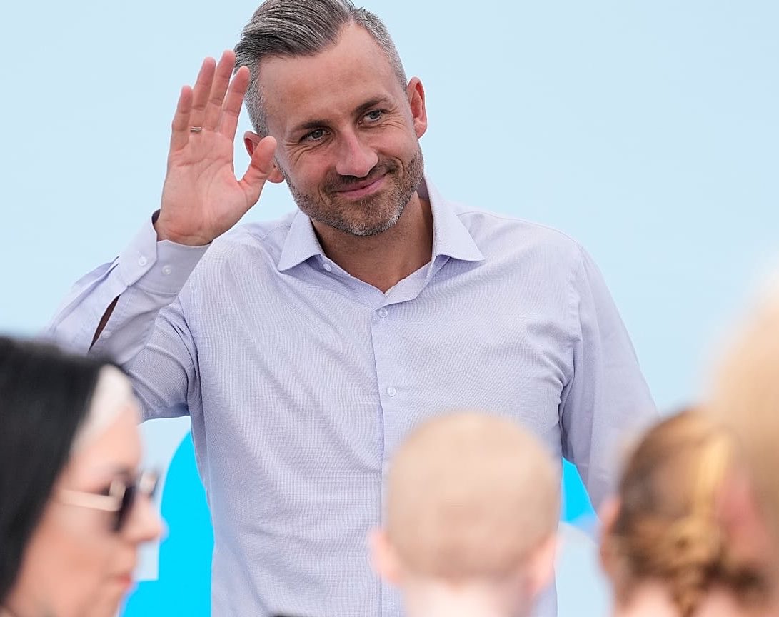 schimpagner's tweet photo. Anti-Establishment Mittdreißigern mit Elan und Dauerlächeln gehört die Welt https://t.co/HFuvfHFFMx