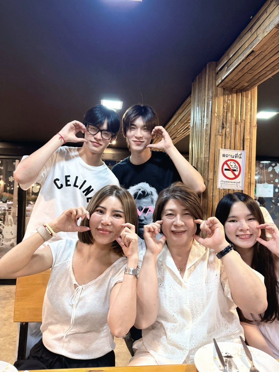 BABYTEETEEPOR's tweet photo. Fam time w/// TEETEEPOR  ครอบครัวน้องตี๋กับครอบครัวของพี่ป๋อ อยู่ด้วยกันน่ารักกันมากๆเลย ถึงเด็กทั้ง2คนจะมีงานทั้งคู่ เเต่จะไม่ลืมหาวันพักผ่อนน่ะ วันนี้หนูพักให้เต็มที่เลยน่ะครับ💗🧤✨🧸🪽

  #twnpich #porsuppakarn https://t.co/NZ5wp5cYqj