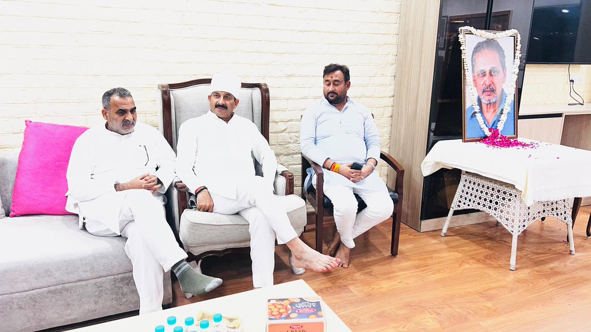 MpDrBholaSingh's tweet photo. उत्तर-पूर्वी दिल्ली के सांसद श्री मनोज तिवारी जी के बड़े भाई स्व. श्री साधु शरण तिवारी जी की श्रद्धांजलि सभा में उपस्थित होकर उन्हें भावभीनी पुष्पांजलि अर्पित की।

ईश्वर दिवंगत आत्मा को अपने श्रीचरणों में स्थान दें और परिवार को इस दुःख को सहने की शक्ति प्रदान करें।

ॐ शांति 🙏 https://t.co/hZ82BDewnp