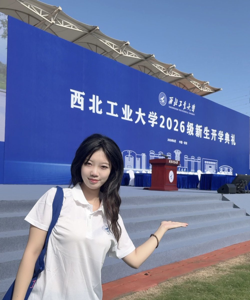 HarperMoormqs's tweet photo. 现在是22.35分，睡不着，我要开脱了

上供....不要🚪的

看完不能说黑。 https://t.co/9hwRr4uu0Y