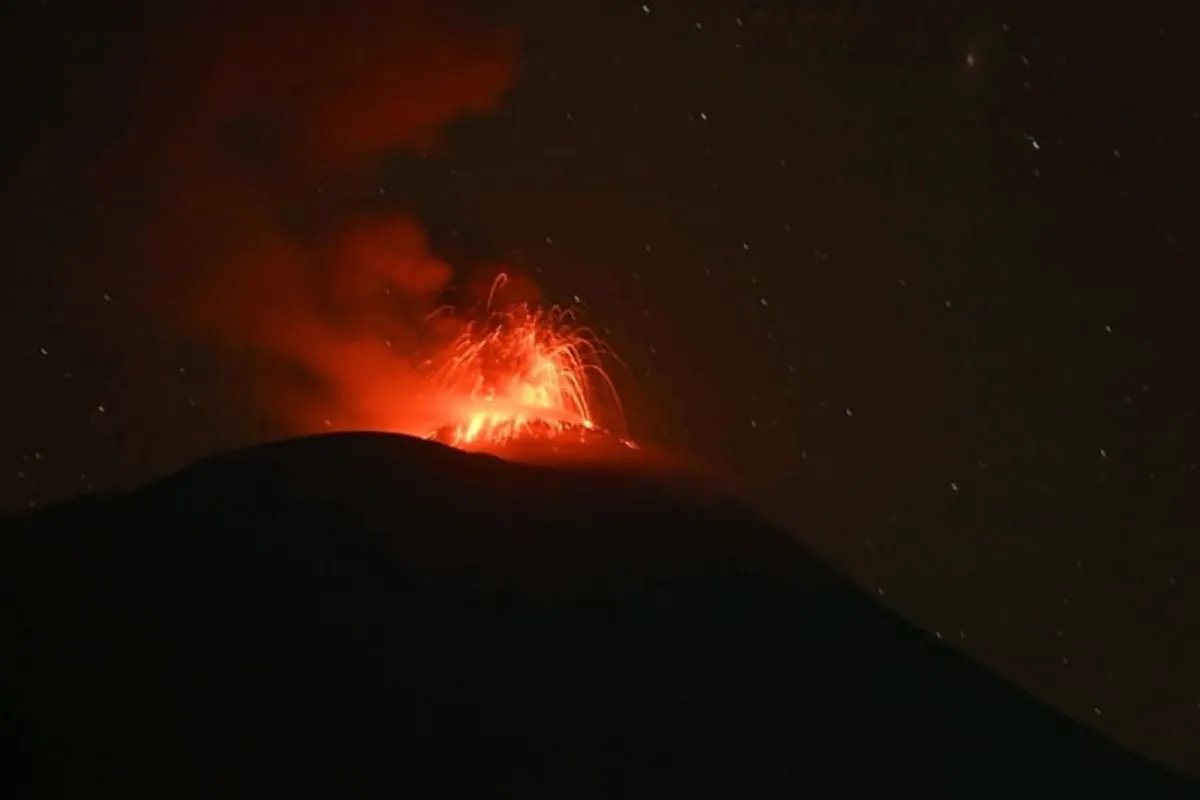 bismillahyuk_'s tweet photo. 🚨 Gunung Ili Lewotolok masih ERUPSI, malam ini (6/9) 21:37 WITA 

Tinggi kolom abu teramati ± 500 m di atas puncak (± 1.923 m di atas permukaan laut)

G. Ili Lewotolok berada pada Tingkat Aktivitas Level II (Waspada)

Stay alert terus ya teman2 semua

#ALLEYESONINDONESIA https://t.co/haocb0zh0i