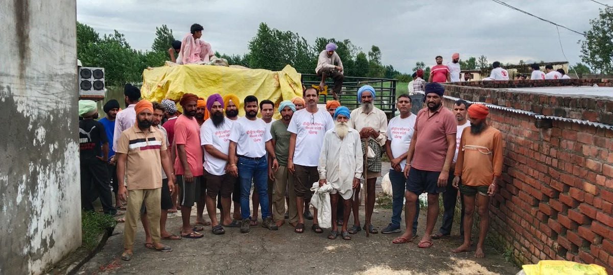 Gurpreet0531's tweet photo. This is the pic clicked as in 5 Sep 2025, computer teachers Punjab played their humanity  role for flood victims by donating and disbursing  feed for  Cows /buffaloes.  
        Very very thanks to nature /God/ਵਾਹਿਗੁਰੂ  ਜੀ to prevent punjab from flood this year.
                Employees of Punab are always with Farmer/villagers/ labour class . 
              Because we think United we pass devides we fail...