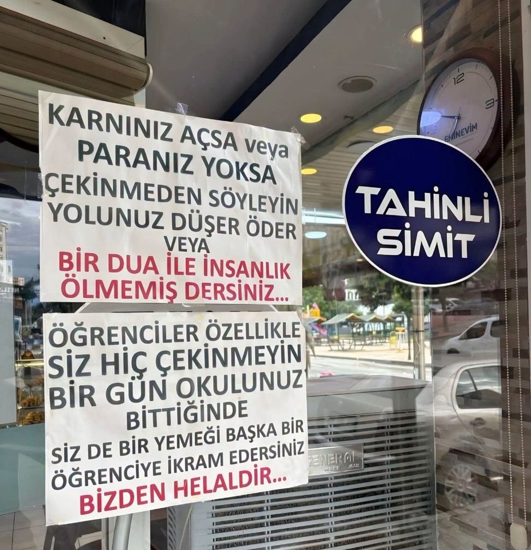 DrTasbas's tweet photo. Güzel İnsanların Ülkesi...

Medyada ve sosyal medyada aralıksız bir şekilde olumsuz haberlerin bombardımanına uğruyor zihnimiz. Böyle bir bilgi ekosisteminde insanların mutlu olmasını, güne umutla başlamasını beklemek neredeyse imkânsız.

Aslında toplumumuzun çok büyük bir kesimi merhametli ve güzel kalpli insanlardan oluşuyor. Ancak maruz kaldığımız bu bitmek bilmeyen kötü haber fırtınası yüzünden, sokağa adım atan herkes üzerinde taşıdığı bu yoğun stresle hareket ediyor. Ne yazık ki bu birikmiş gerilim, gündelik hayatta daha fazla olumsuzluğa ve tahammülsüzlüğe zemin hazırlıyor.

Bu gidişatı tersine çevirmek için hepimize düşen bazı sorumluluklar var. Elimizden geldiğince güzellikleri, yardımlaşmayı ve iyilikleri paylaşmalıyız. Bunu sadece bir sosyal medya alışkanlığı değil, toplumsal bir vazife olarak görmeliyiz.

Ve hatta keşke ana akım haber bültenleri de yayın sürelerinin belli bir yüzdesini bu tip iç ısıtan, umut verici haberlere ayırsa. Toplumsal psikolojimizin toparlanması adına bunun çok büyük faydasını görürüz.

Biz güzel insanların ülkesiyiz.

Her kökenden, her fikirden, her dünya görüşünden güzel insanların...