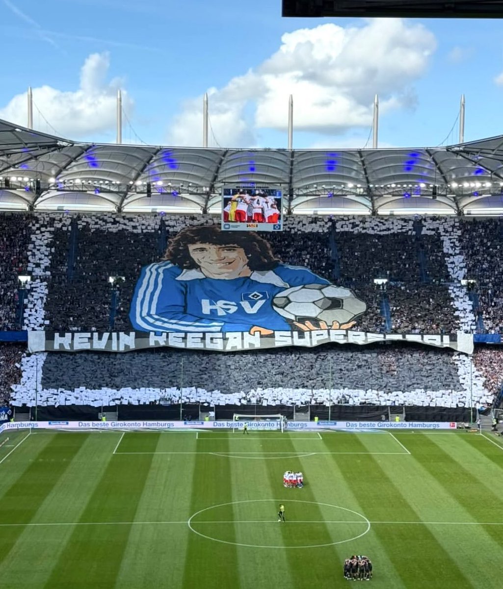 AwayDays_'s tweet photo. Hamburg with a class tribute to Kevin Keegan this afternoon 👏👏 https://t.co/LOF5GcegXa