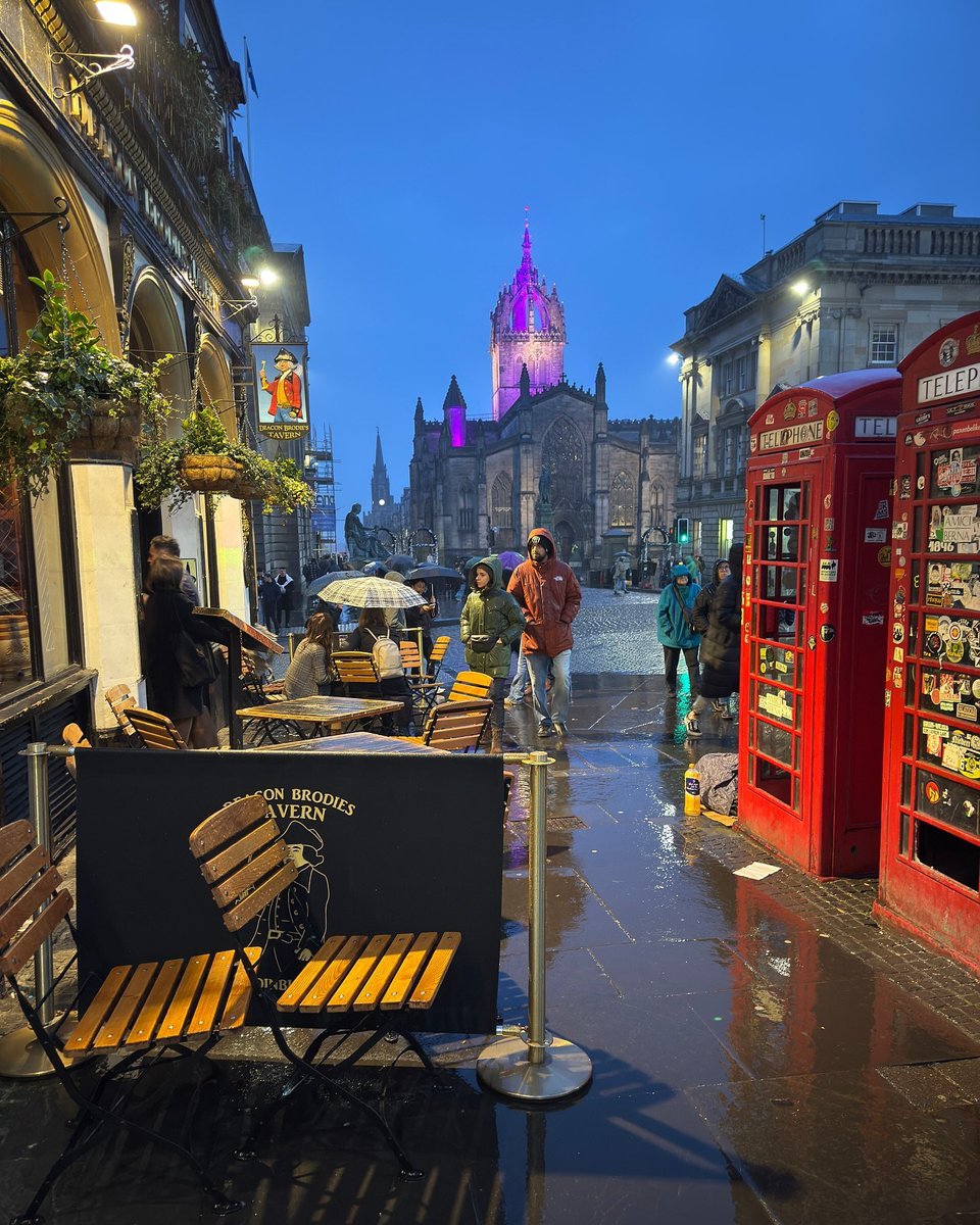 InFiniteH0riZ0n's tweet photo. A rainy day in Edinburgh, Scotland https://t.co/rN4xNmnOAW