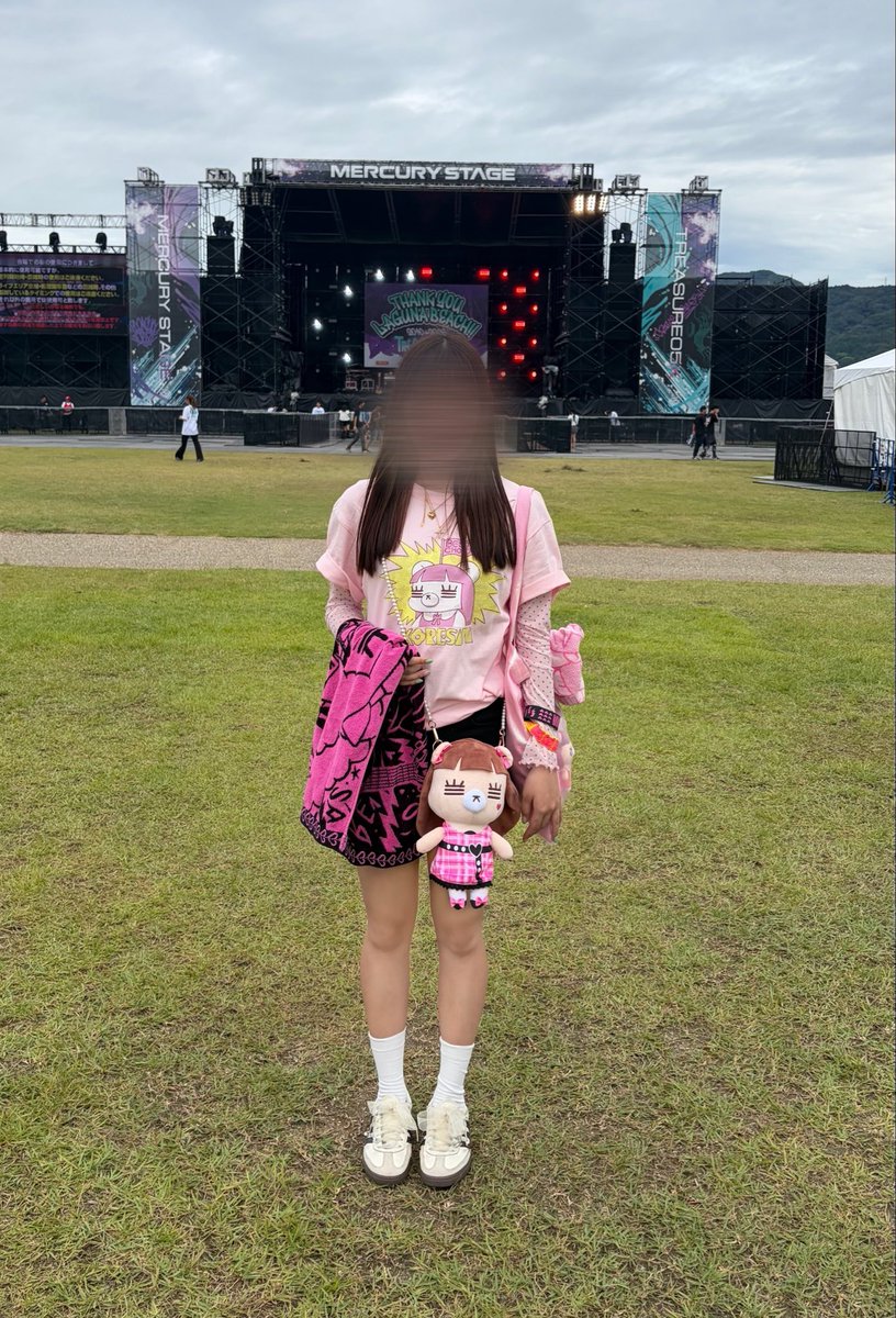 rrrin_07's tweet photo. お友達とTREASURE05X行ってきた🥺
1番前の真ん中でコレちゃん見てきて、何回もこっち見てくれてとっても幸せな1日だった(՞ o̴̶̷̤  ̫ o̴̶̷̤ ՞)
せっかくだからでかれ子ちゃん連れていきたくて、急遽ぬいぬいして、斜めがけにしてみたんだー🎶🎶どうかな🥺 https://t.co/iuPRx4d6NF