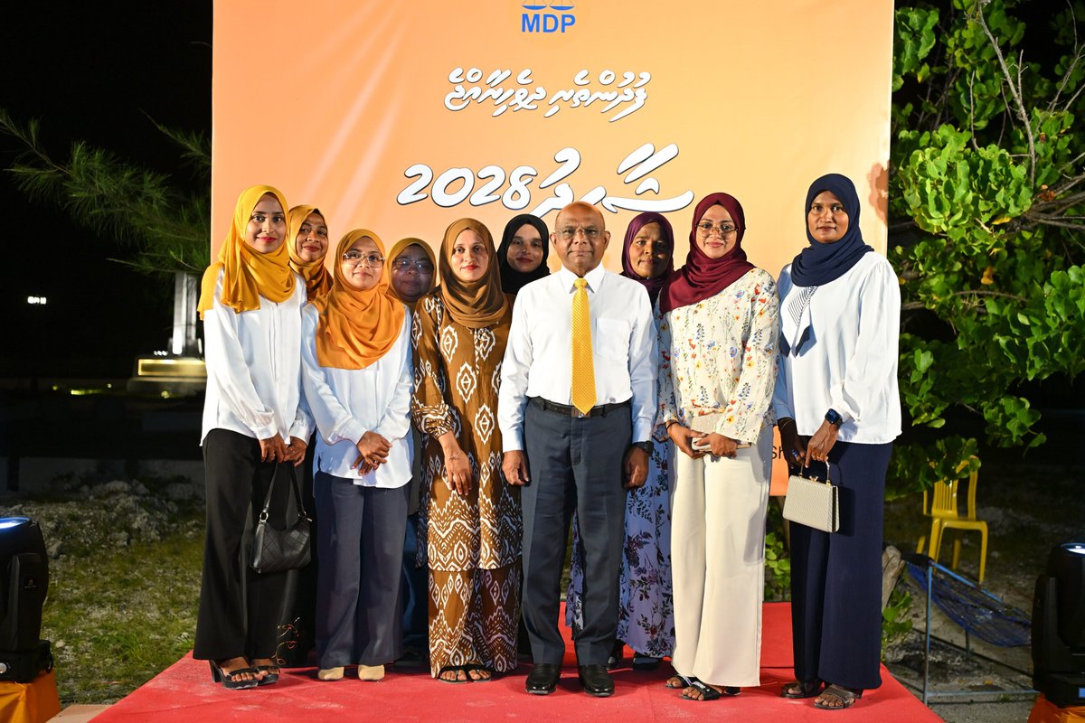 Mohamedfaisalv's tweet photo. ކުޅުދުއްފުށި ޖަލްސާ ތެރައިން  / ރަށްޔިތުން ބުނަމުންދަނީ އެމްޑީޕީ އިން މީ ޝާހިދު ފަހަތަށް އަރަންވި ވަގުތު ކަމަށްމީ  އެއްމެން ޝާހިދު ހޮވަމާ ބަހީ !!  @abdulla_shahid @aabaareh https://t.co/lCuXnErFJP