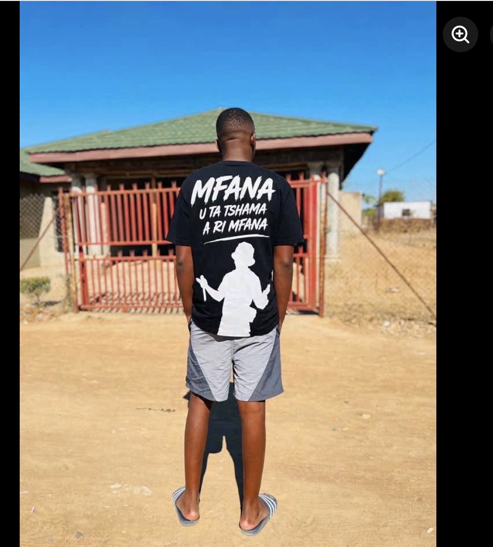 GershomSA's tweet photo. GAGASH FAMILY RAISES CONCERN OVER T-SHIRTS USING HIS CATCHPHRASE.
The family of Peter Nonyane, popularly known as Gagash, has raised concerns over the alleged production of T-shirts bearing one of his popular quotes, “Mfana uta tshama ari Mfana.”

The family says it is unhappy that Gagash’s quote is allegedly being used commercially without their knowledge or consultation, and has called on those responsible to stop the act.😂😂😂