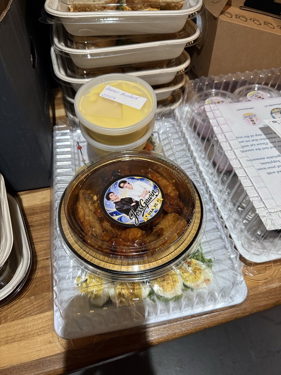 JossGawinUSA_FC's tweet photo. Our JossGawin DC Fanmeet Food Support is finally here! 🇺🇸💙💛🍽️✨

Prepared with so much love and care, we hope this little food support brings some comfort and happiness to Joss, Gawin, and the team during their busy day. 🥹🫶🏻

It makes us so happy to finally see this project come to life after all the planning and preparation. Enjoy your meal and please eat well, JossGawin! 💙💛

With love,
@JossGawinUSA_FC × @JGWorldwideFC ✨

JOSSGAWIN IN DC R1

#JossGawinFMinDC