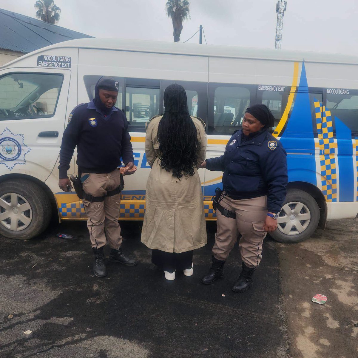 ZANewsFlash's tweet photo. NEWS: A girlfriend of a well known foreign national who masquerades as a businessman in Mthatha has been arrested after she was found loading stolen copper cable.
According to the King Sabatha Dalidyebo Local Municipality, the girlfriend was nabbed at Polar Park - KZN Tonight Podcast via