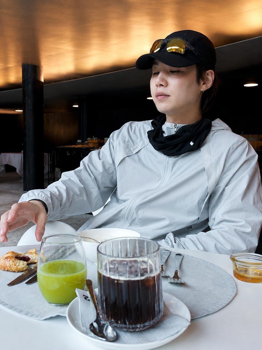 sugaofbtsa's tweet photo. 안녕하세요 팬 여러분, 잘 지내시나요? 행복한 일요일 보내세요! 😊 이번 주도 즐겁고 행복하시길 바랍니다. 건강하시고 항상 행복하세요! #민윤기 #슈가 #어거스트디 #정호석 #제이홉 #박지민 #지민 #김태형 #뷔 #전정국 #정국 #BTSMembers #ARMYWorldwide  #BTS13thAnniversary #BTSFesta #BTSMusic https://t.co/0BiJRpFxno