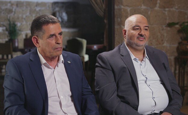 YosephHaddad's tweet photo. בסופ"ש מנסור עבאס וסגלוביץ' התראיינו במשותף לדנה וייס, וכשנשאלו על היחס לחמאס, סגלוביץ' למעשה פירגן לו על כך ש-"מנסור חי עם זה שאני ברשימה שלו ואומר שחמאס הוא ארגון טרור וצריך להשמיד אותו"... וואלה יופי, מברוק למנסור שחי עם זה... הוא לא צריך לחיות עם זה הוא צריך לרצות את זה בעצמו!!
מה זה ההזיה הזו?! דרך חדשה להכשיר את עבאס והתנועה שלו שלא מסוגלת לקרוא לחמאס ארגון טרור?
חלאס עם הבלוף!