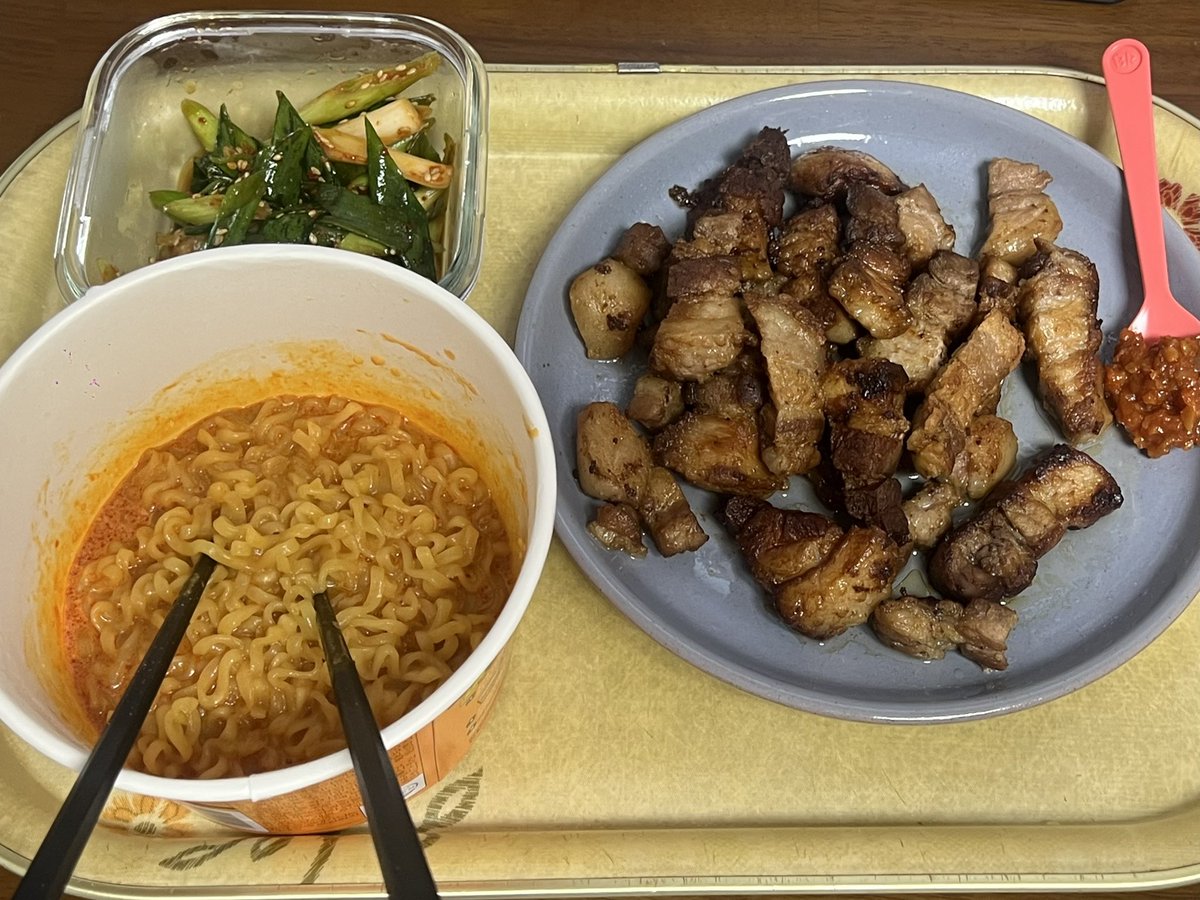 hummhii's tweet photo. 삼겹살에 네가지치즈불닭에 엄마표 파무침까지 
파무침이 ㄹㅈㄷ 킥 https://t.co/jY8zfafywN