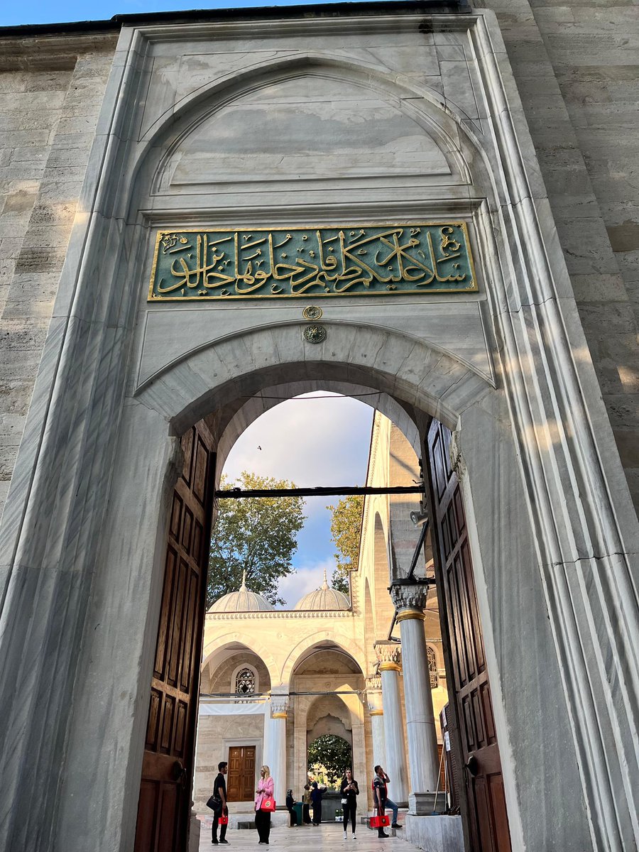 letafet00's tweet photo. Erkek kadın karışık namaz kılınan o camii
Vâlide-i Cedid https://t.co/1s0OrDWCuh