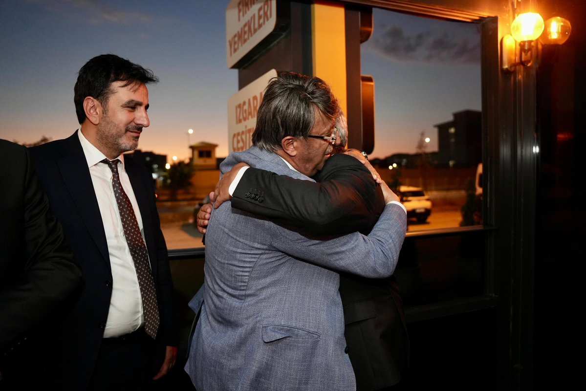 Dr_K_Aydin's tweet photo. Van…
Siyaset bürokrasi elele Van’ı şahlandırıyorlar. Sayın valimiz @valiozanbalci75 nın çalışkanlığı, milletvekilleri sayın @Burhan_Kayaturk ve sayın @K_Turkmenoglu_V nun sorunları yakın takip ve çözüm yetenekleri muhteşem. Ev sahipliklerini yaşayarak görmeniz lazım, eksiksiz. https://t.co/ADODZaWnMd