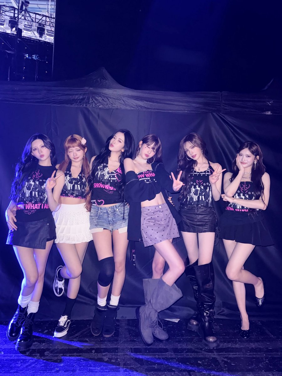 LuxS2Yu's tweet photo. 현서 요즘 단체사진 언제나 보면 다리 저렇게 들고잇음...퀸..계속되길 https://t.co/qPROq0v3IP