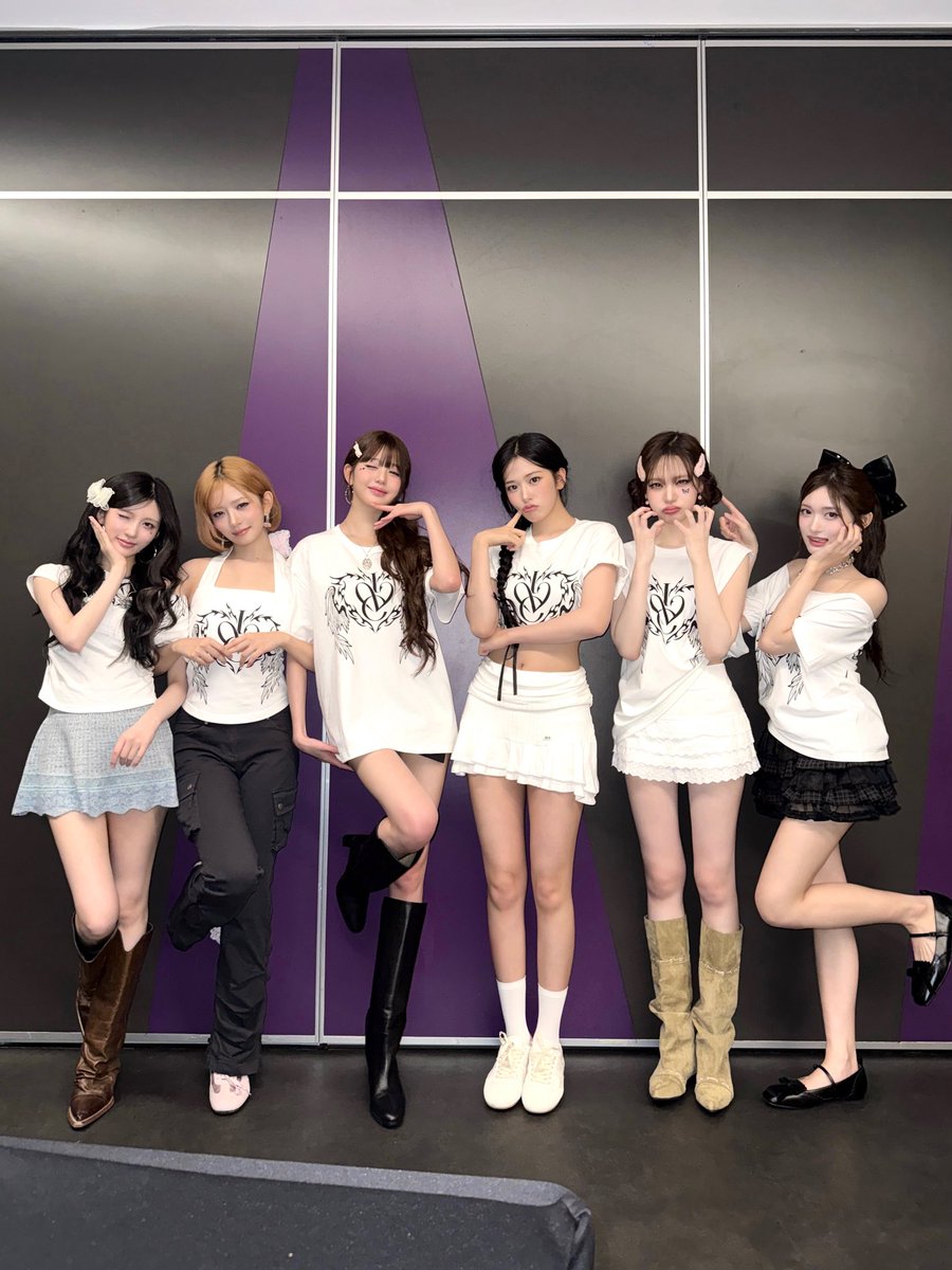 LuxS2Yu's tweet photo. 현서 요즘 단체사진 언제나 보면 다리 저렇게 들고잇음...퀸..계속되길 https://t.co/qPROq0v3IP