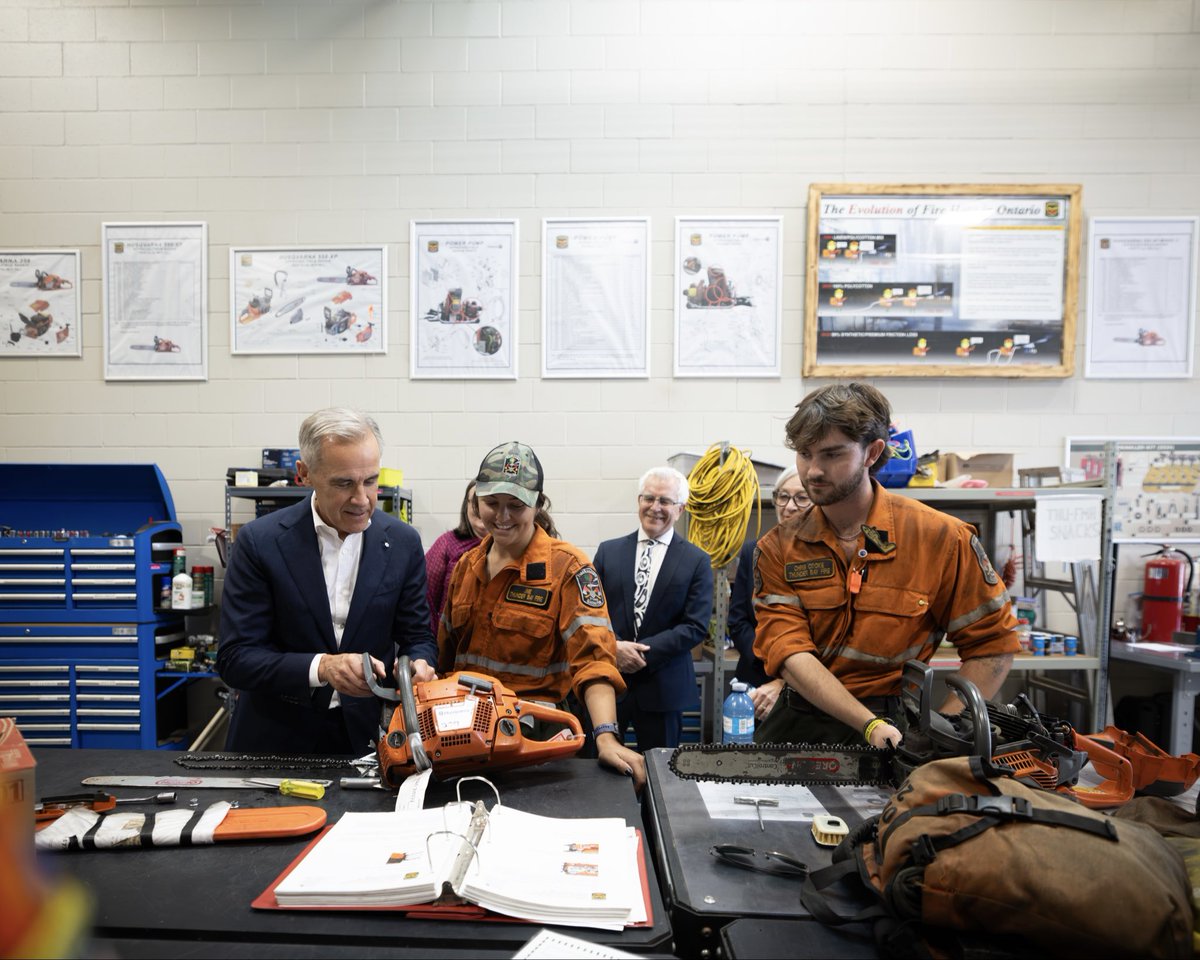 MarkJCarney's tweet photo. Canadians look out for one another. It’s who we are. 

The women and men I met this week at the Thunder Bay Fire Management Centre have been working relentlessly to keep people safe through one of Ontario’s worst wildfire seasons on record. 

Service. Courage. Canada at its best. https://t.co/QtrvDNQ8Rt