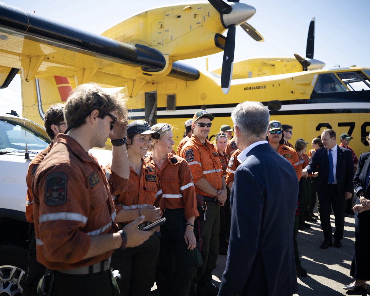 MarkJCarney's tweet photo. Canadians look out for one another. It’s who we are. 

The women and men I met this week at the Thunder Bay Fire Management Centre have been working relentlessly to keep people safe through one of Ontario’s worst wildfire seasons on record. 

Service. Courage. Canada at its best. https://t.co/QtrvDNQ8Rt