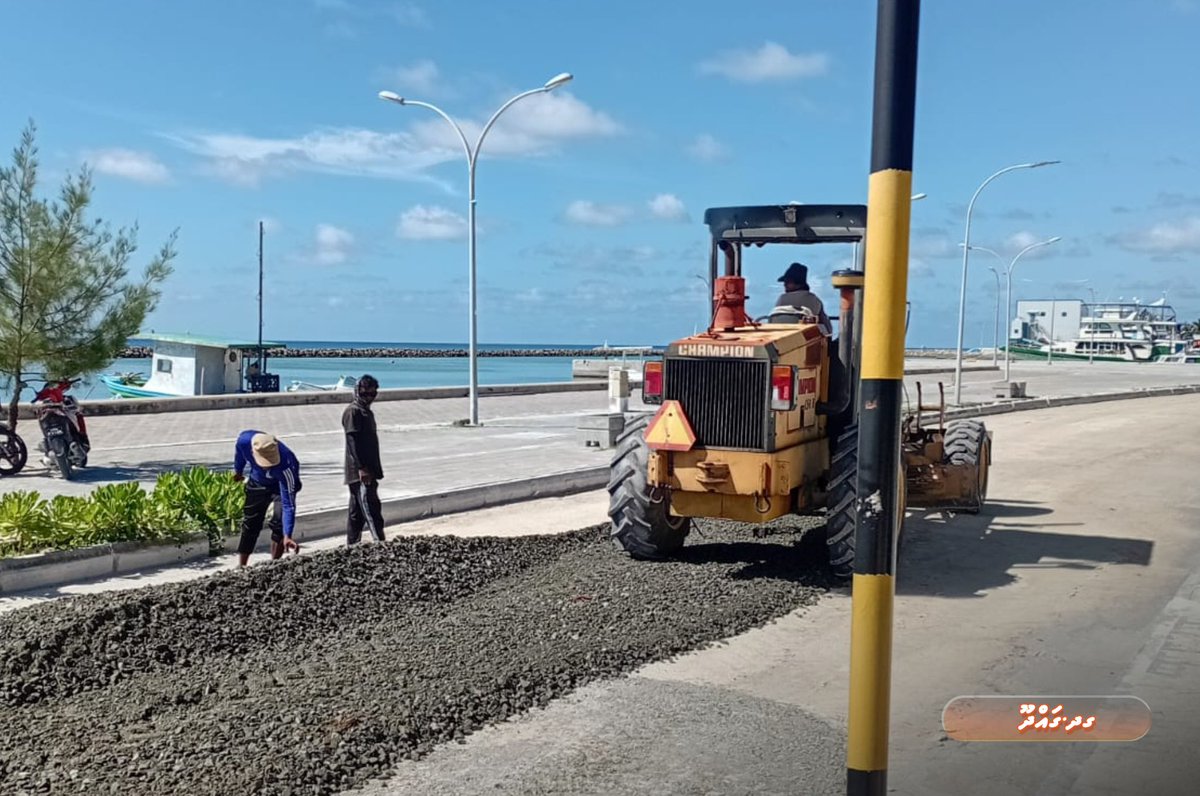 rdcmaldives's tweet photo. ޕަބްލިކް ސެކްޓަރ އިންވެސްޓްމަންޓް ޕްރޮގްރާމްގެ ދަށުން، ގދ. ގައްދޫ ވަތަބަނޑޭރި މަގުގައި ތާރު އެޅުމުގެ ކުރިން އަޅަންޖެހޭ އޭބީސީ ފަށަލަ އެޅުމުގެ މަސައްކަތްދަނީ ކުރަމުންނެވެ.

#TeamRDC https://t.co/vMK2TiU03N