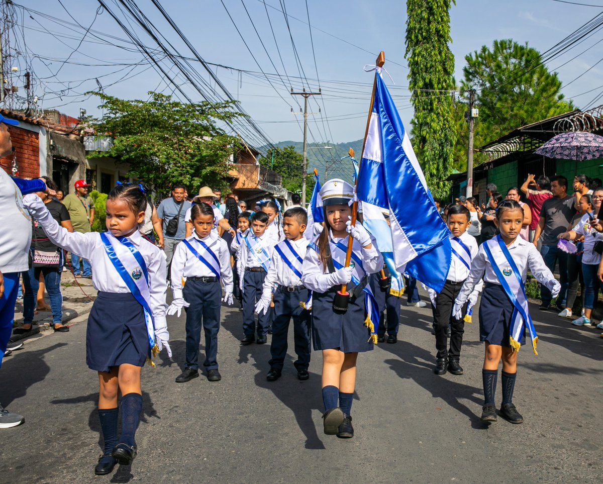 Gobierno_SV's tweet photo. Hoy, las calles de El Salvador reciben a nuestros niños, que crecen en un país diferente. 

Desde la Primera Infancia, viven cambios que ya son parte de nuestro día a día y sueñan con todo lo que aún podemos lograr. 

📍Apopa

#ElFuturoEsNuestro🇸🇻 https://t.co/wDYX5oxjBo