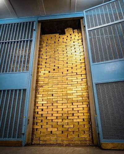 CryptosR_Us's tweet photo. 🚨 JUST IN: Global gold reserves are shifting as geopolitical tensions reshape where nations keep and trade their bullion.

European central banks are moving gold closer to home, while Russia has redirected nearly 100 tonnes through Hong Kong in just seven months.

Gold is increasingly being treated not just as a reserve asset, but as protection from geopolitical and financial risk.